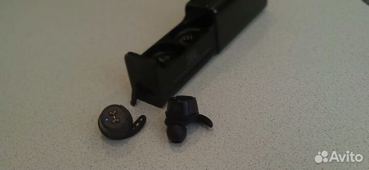 Беспроводные наушники JBL и airpods