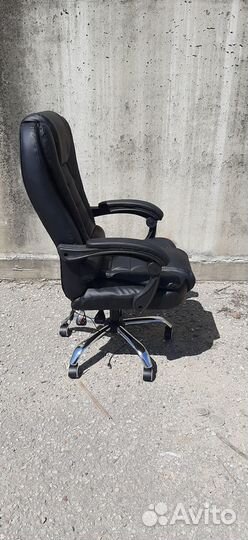 606 черное офисное кресло