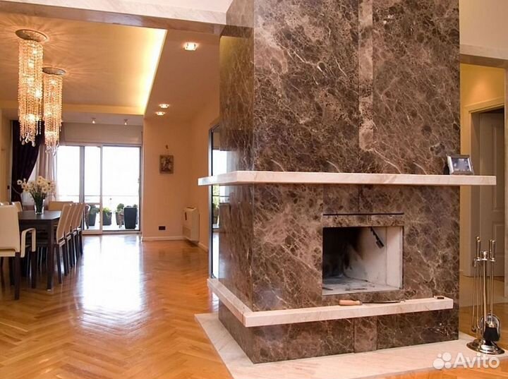 Камин из коричневого мрамора