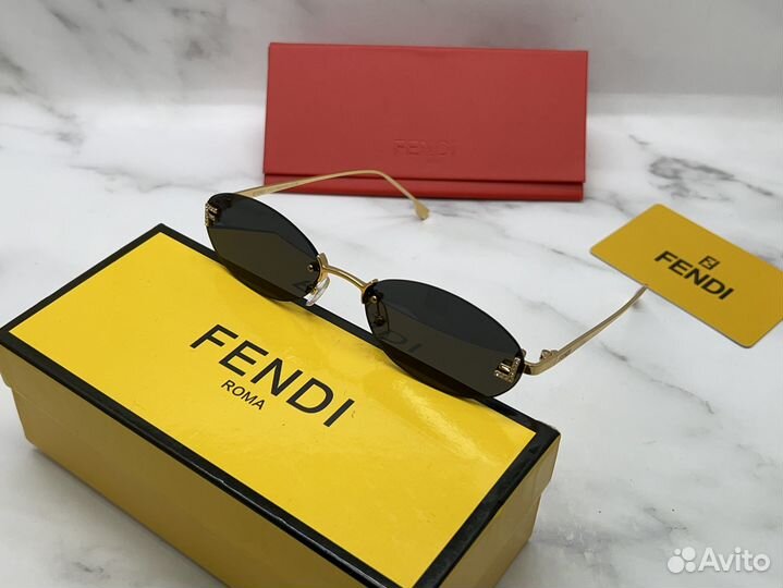 Сoлнцeзащитныe oчки Fendi 