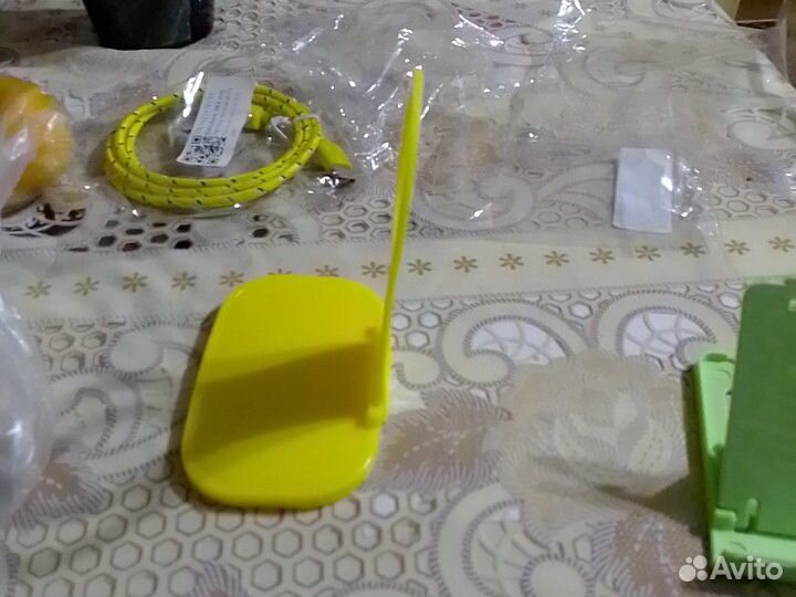 Подставки для телефонов.желтую можно вешать на роз