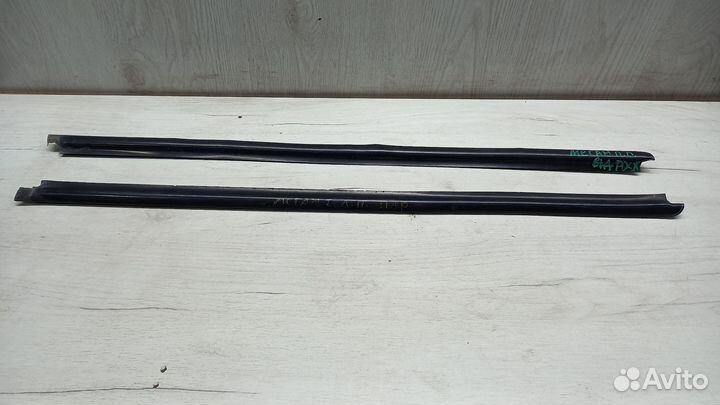 Уплотнитель стекла двери наружный Renault Megane 1