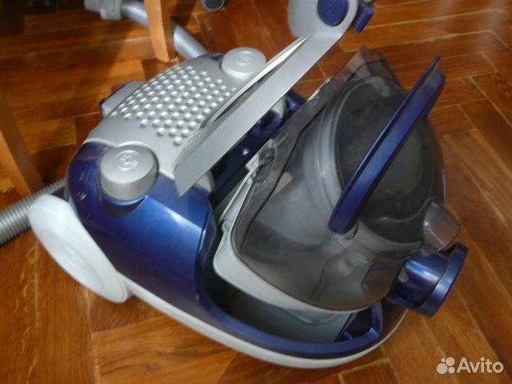 Пылесос Electrolux ZAC6742 (безмешковый)