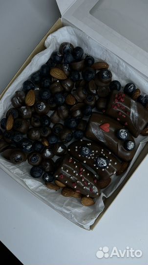 Клубничные композиции в корзине и коробочке