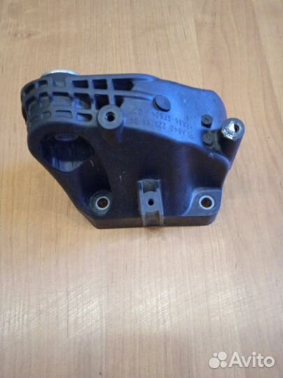 Кронштейн опоры двигателя передний левый Mercedes