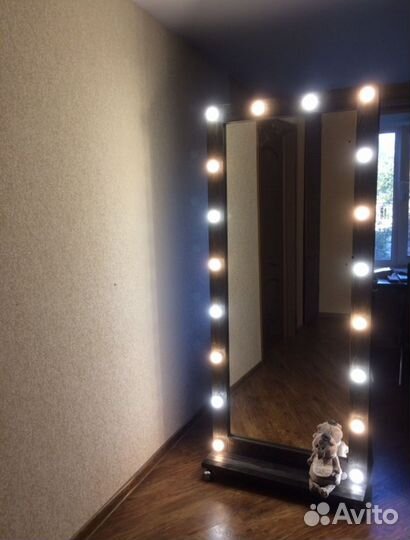 Гримерное зеркало с лампочками