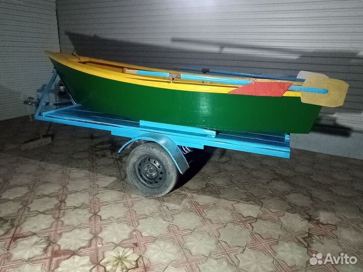 Лодка с веслами и мотором