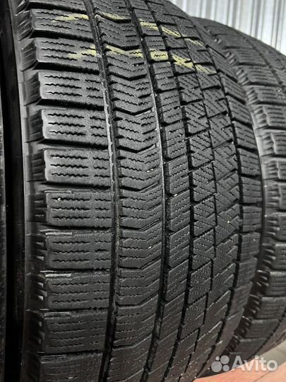Bridgestone Blizzak VRX2 245/45 R17 99Q