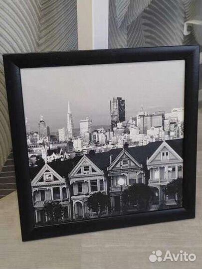Картины в черной рамке