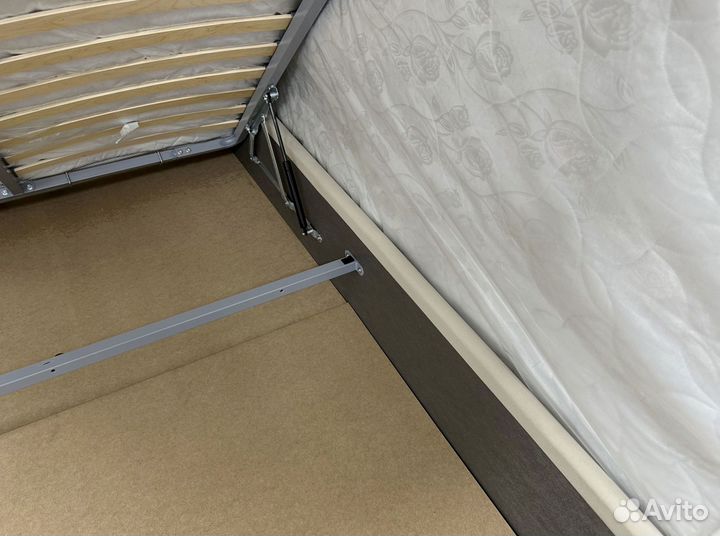 Кровать с подъемным механизмом