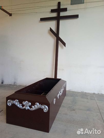 Надгробие и крест