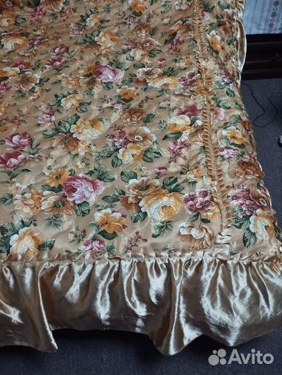 Покрывало на кровать золотистое