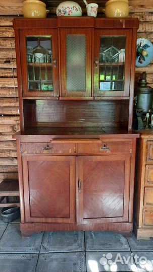 Старинный антикварный шкаф буфет