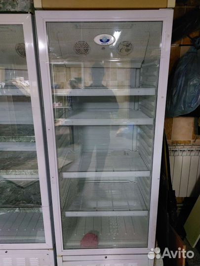 Холодильник и стелаж