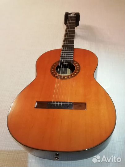 Классическая гитара с металлическими струнами