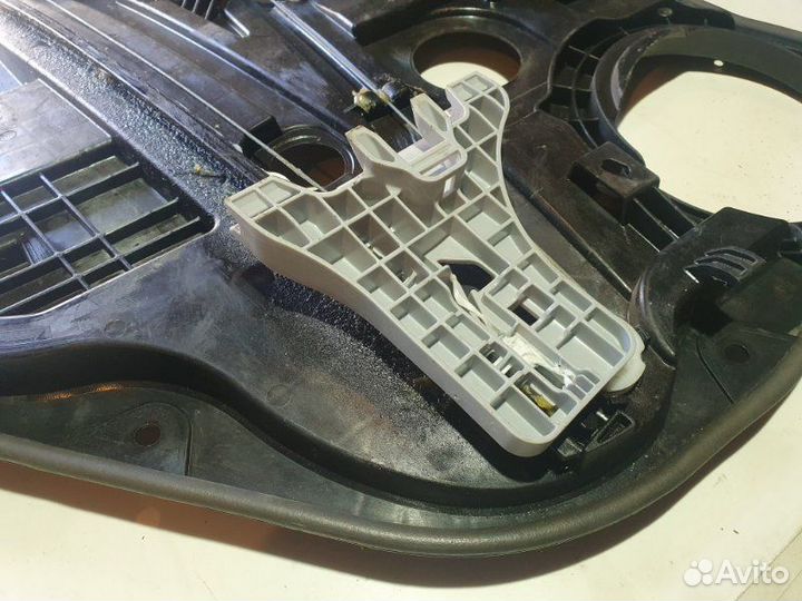 Стеклоподъемник задний правый Kia Stinger седан