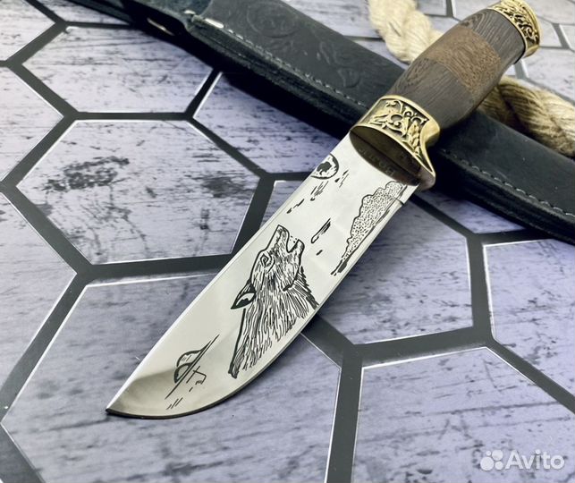 Нож с гравировкой