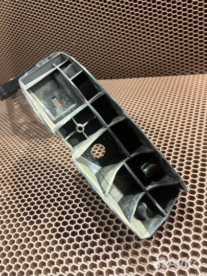 Кронштейн бампера задний левый Volkswagen Passat