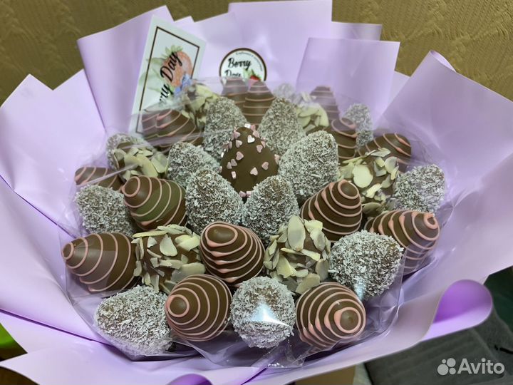 Сладкие букеты из клубники