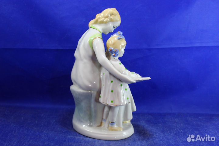 Фарфоровая статуэтка Первая буква книга чтение мам