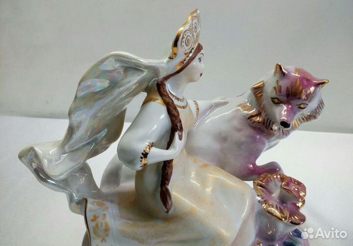 Фарфоровая статуэтка Царевна на Сером Волке Дулево