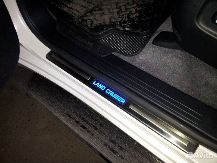 Накладки на пороги с подсветкой Toyota LC200