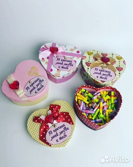 Подарок коробки сердечки с причинами любви и розы