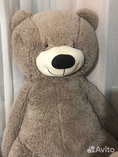 Большой плюшевый медведь