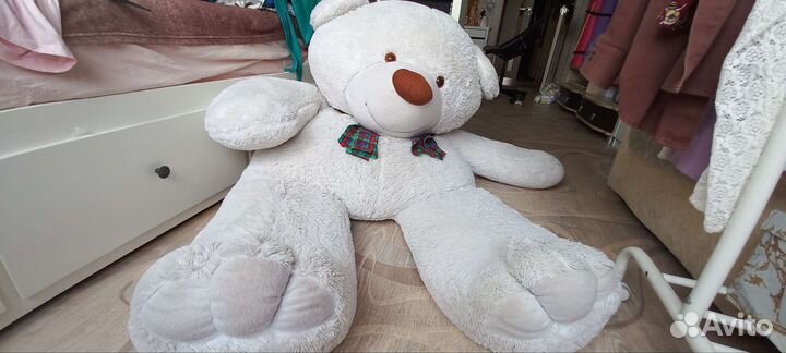 Большой плюшевый медведь белый