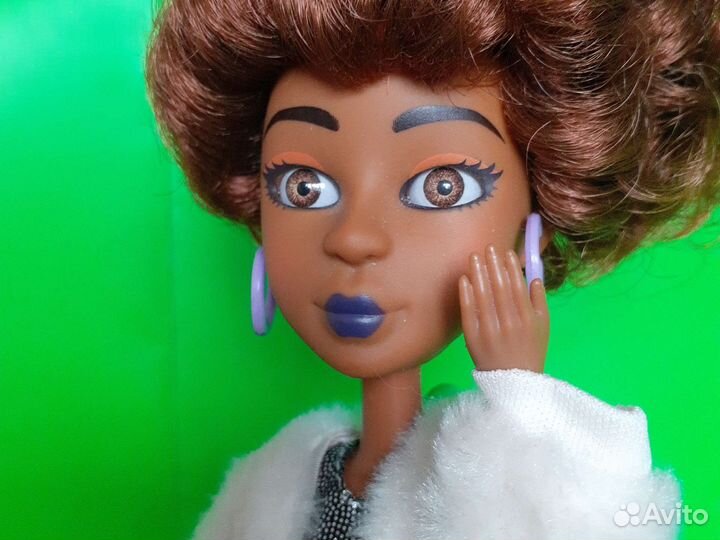 Подвижная кукла со снимающимся париком
