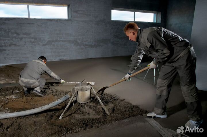 Рабочий на полусухую стяжку пола