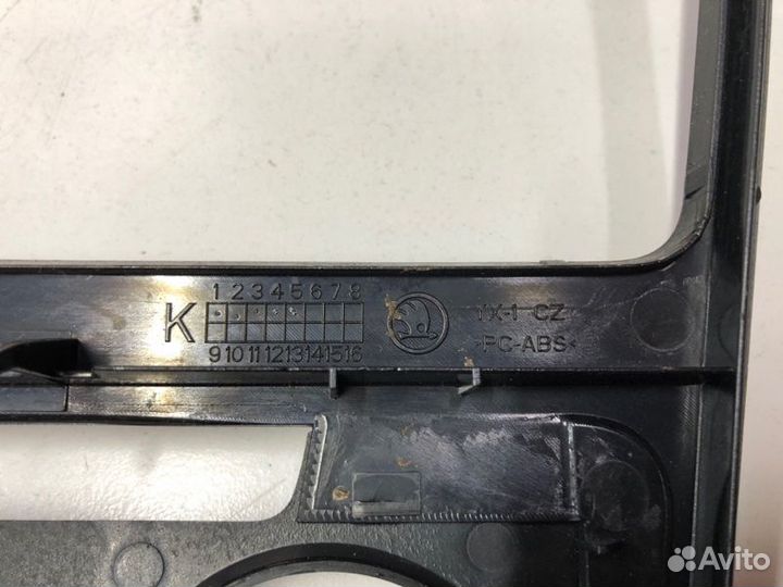 Рамка магнитолы Skoda Octavia лифтбек 1.4 2010