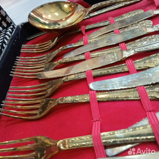 Набор золотых столовых приборов