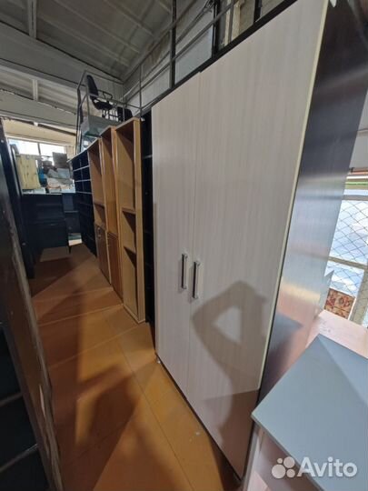 Офисная мебель и техника