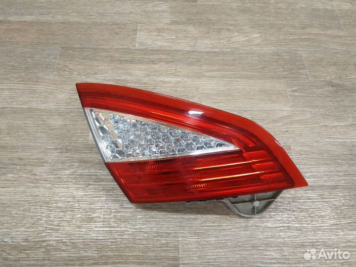 Фонарь задний внутренний левый Ford Mondeo 4