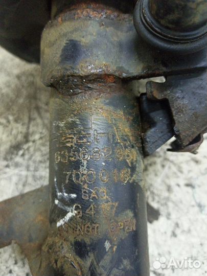 Стойка подвески передняя правая Mazda 3 хетчбэк