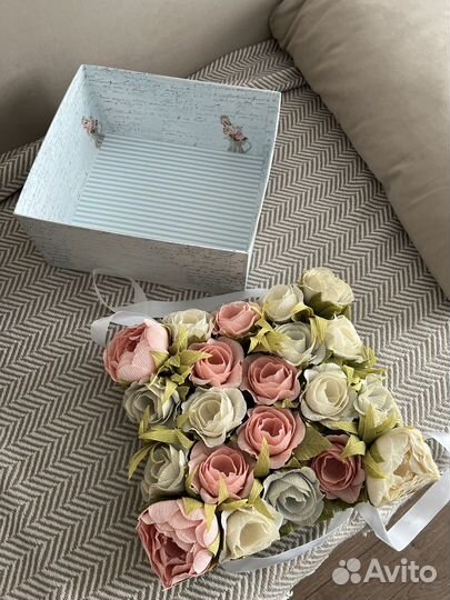 Подарочная коробка с цветами