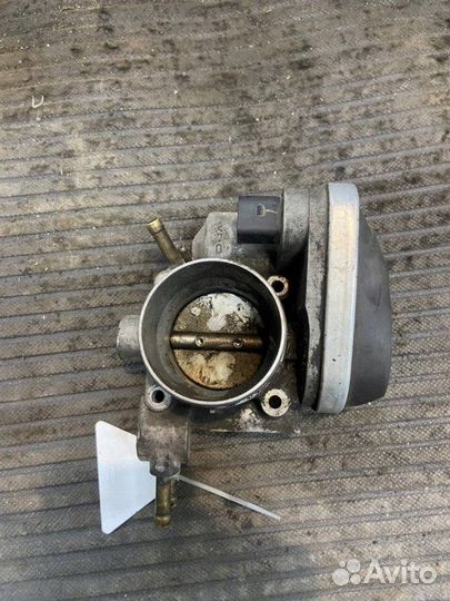 Дроссельная заслонка Volkswagen Passat 3B3 AHL