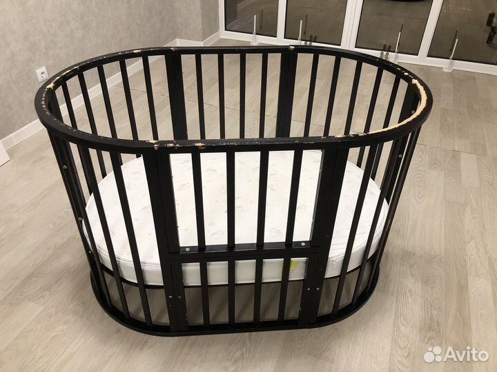 Детская кроватка с маятником