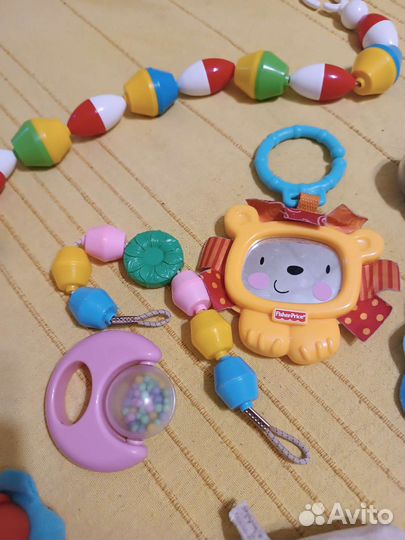 Погремушки, грызунки, развивалки для малышей