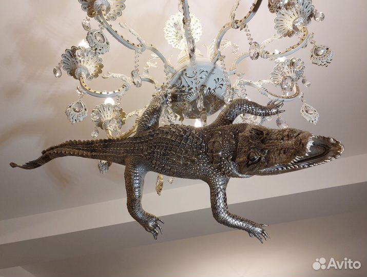 Серебряное чучело крокодила с Золотыми зубами