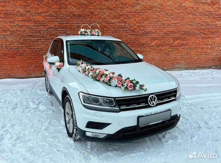 Свадебное украшение на машину пудровое