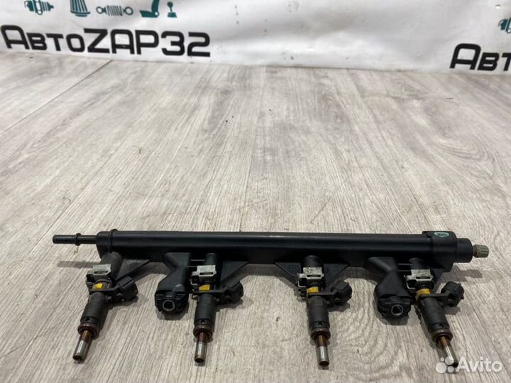 Рампа топливная с форсунками Peugeot 308 EP6 2010