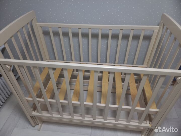 Детская кровать с маятником