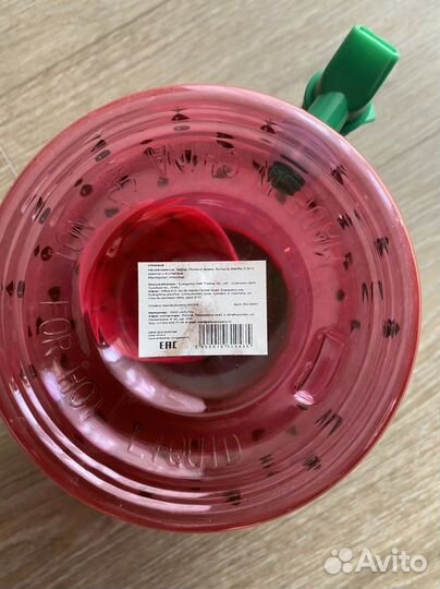 Бутылка с краном и 4 стакана