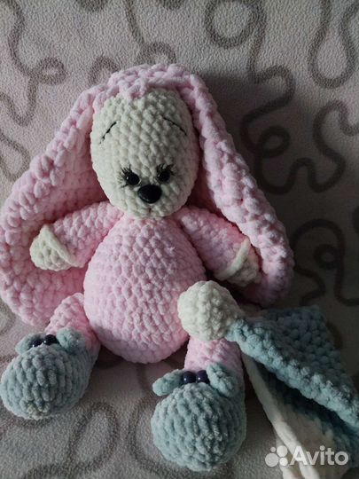 Плюшевый заяц вязаный