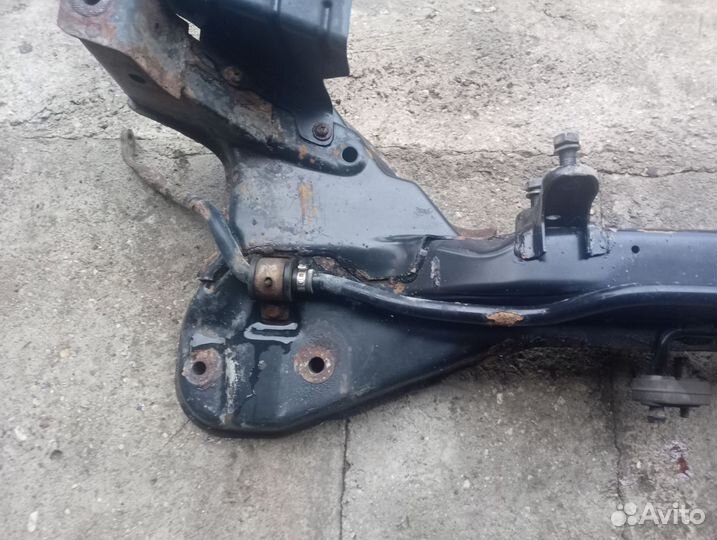 Подрамник передний Mitsubishi Carisma