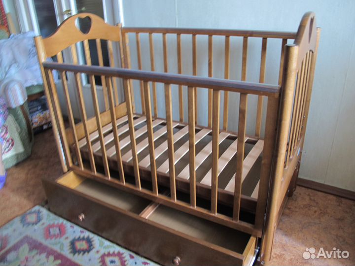 Детская кроватка с маятником