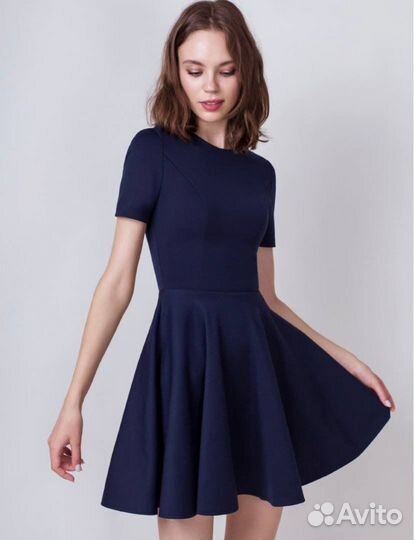 Трикотажное платье с белым фартуком