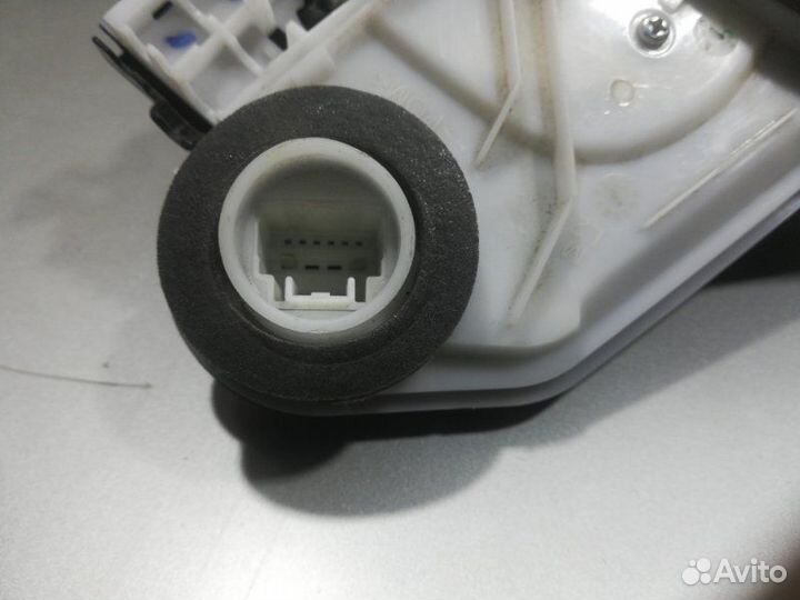 Замок двери задней левой Toyota Corolla